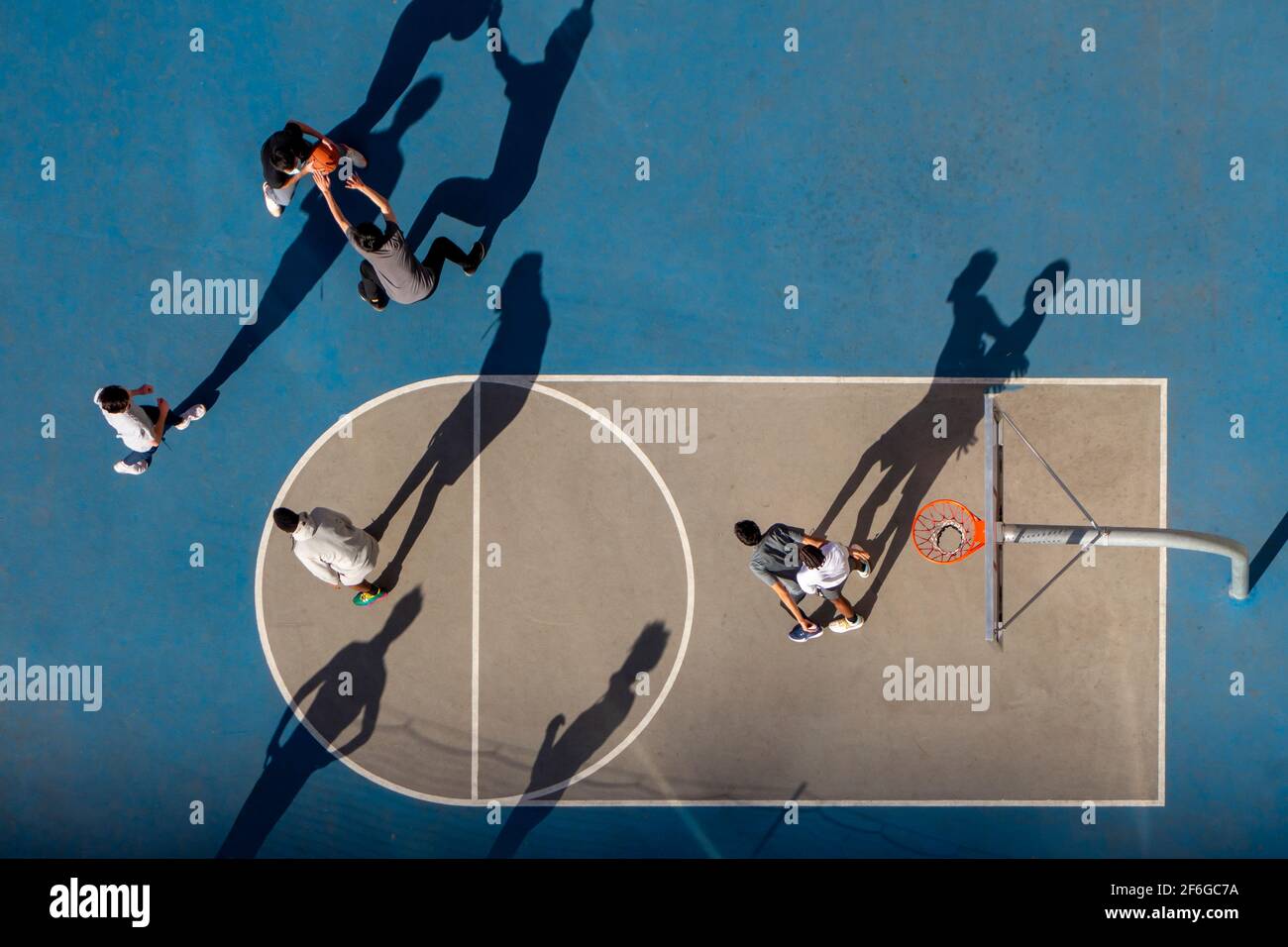 Junger Mann und Frau spielen Basketball, Luftaufnahme Stockfoto