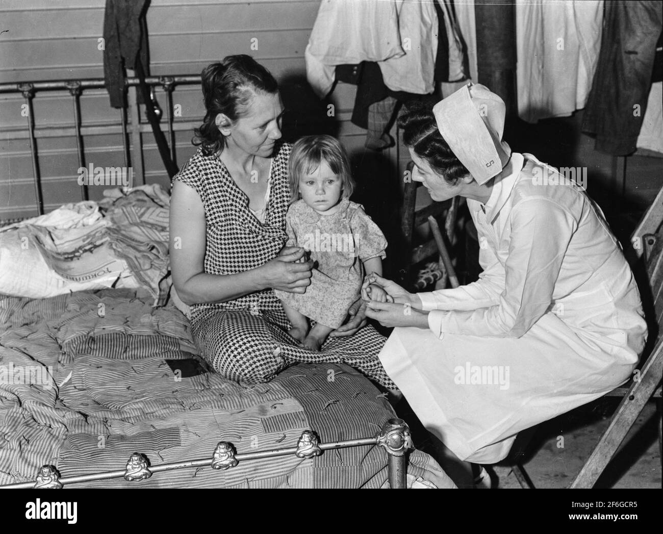 Tulare County, Kalifornien. Farm Security Administration (FSA) Lager für wandernde Landarbeiter in Farmersville. Krankenschwester der landwirtschaftlichen Arbeiter Gesundheit und Ärztevereinigung (FSA) ist dem Lager zugewiesen. Das Foto zeigt ihr krankes Baby. 1939. Foto von Dorothea lange. Stockfoto