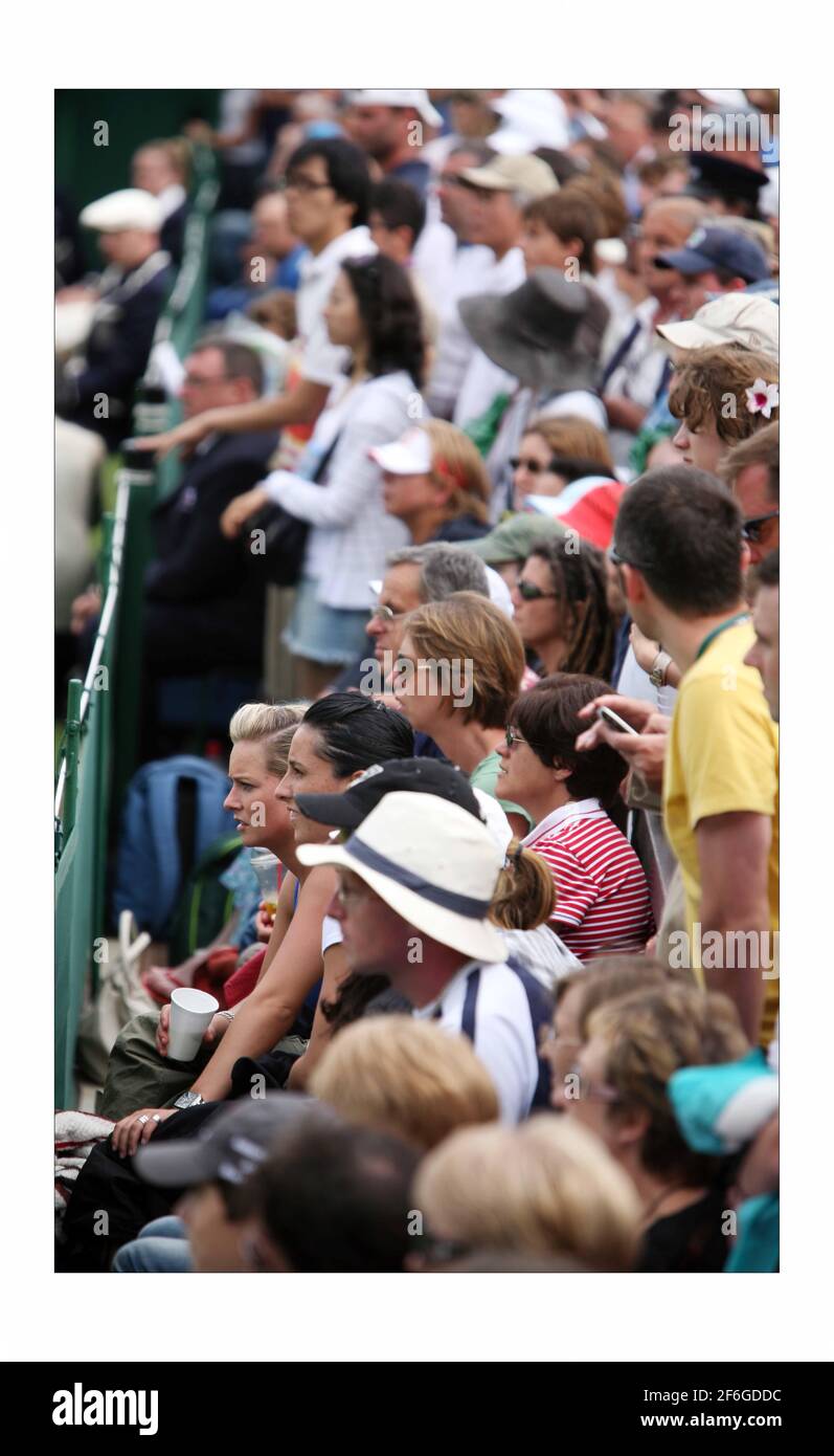 Zuschauer genießen das Tennis am Tag 2 von wimbledon 2008photograph Von David Sandison The Independent Stockfoto