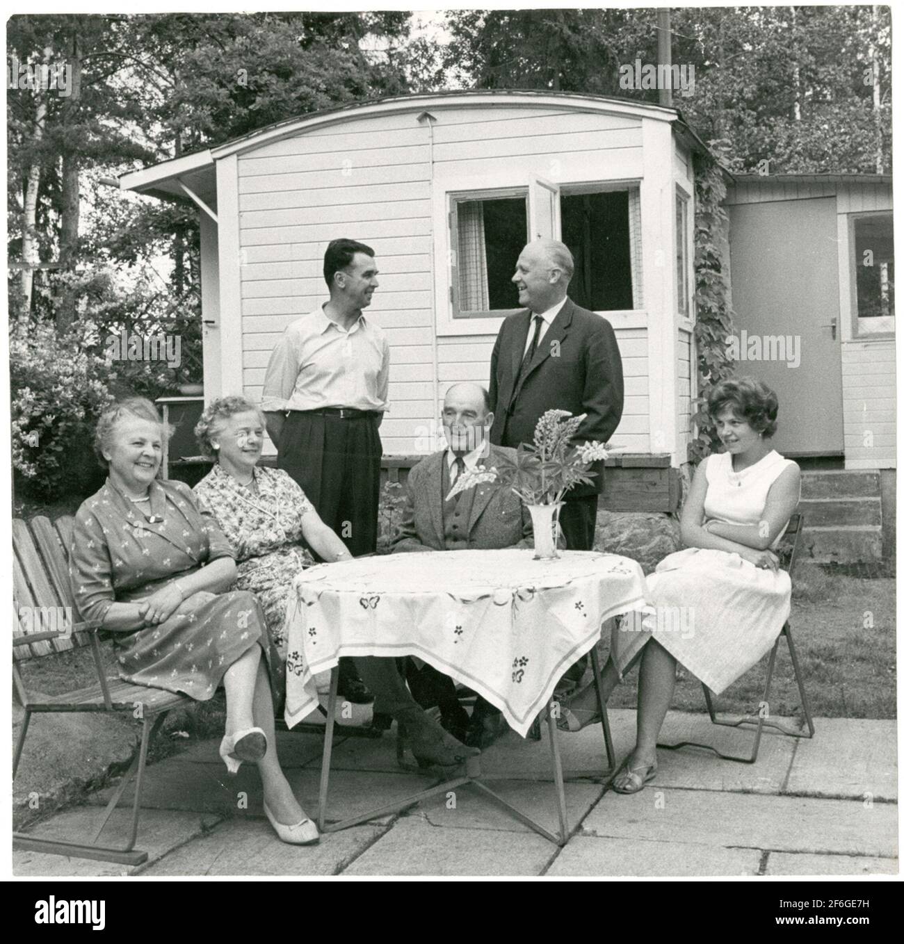 Cranned Eisenbahnwaggon wird als Sommerhaus verwendet. Stockfoto