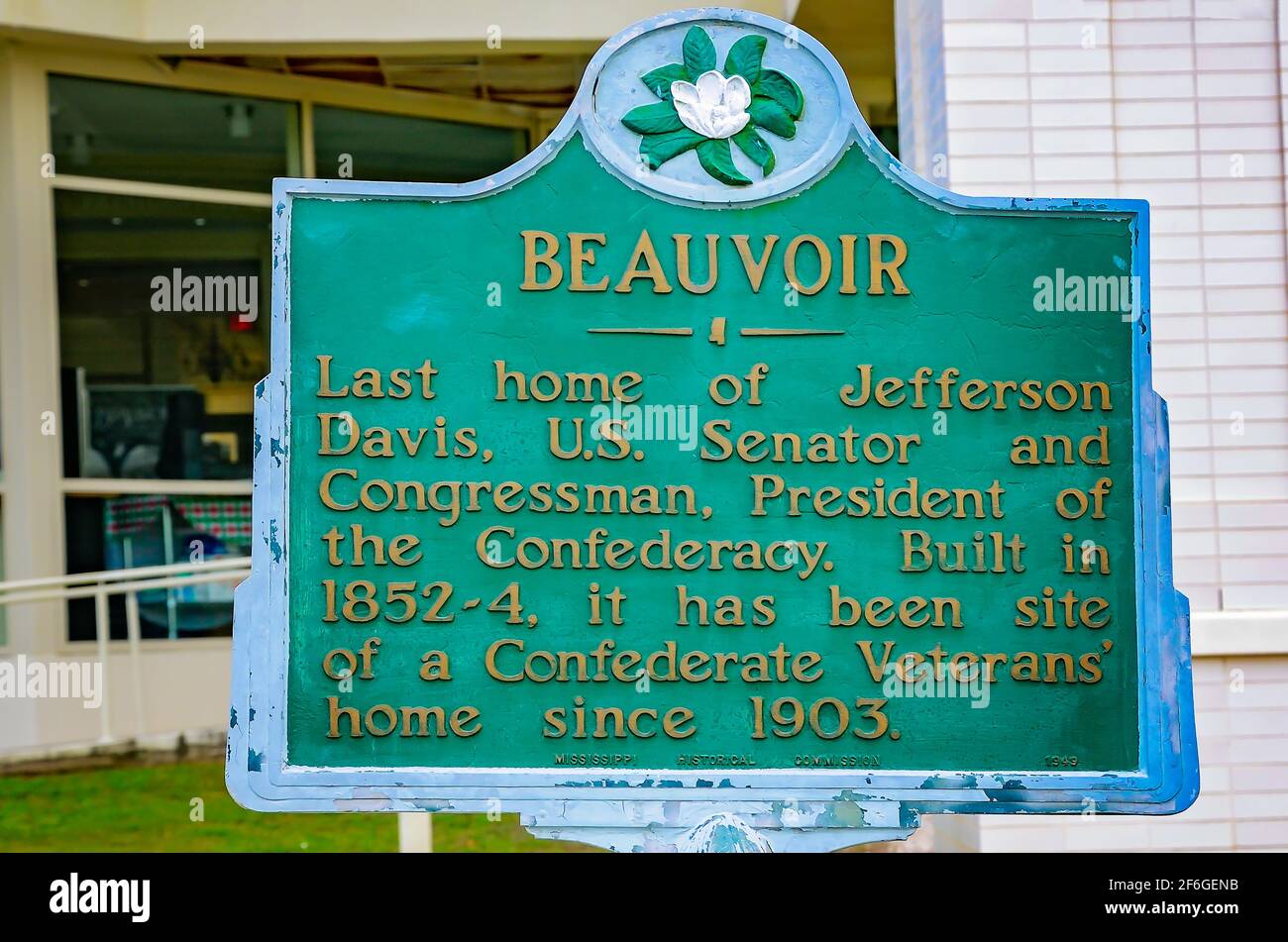 Eine historische Markierung steht außerhalb von Beauvoir, dem letzten Haus des konföderierten Präsidenten Jefferson Davis, 27. März 2021, in Biloxi, Mississippi. Stockfoto