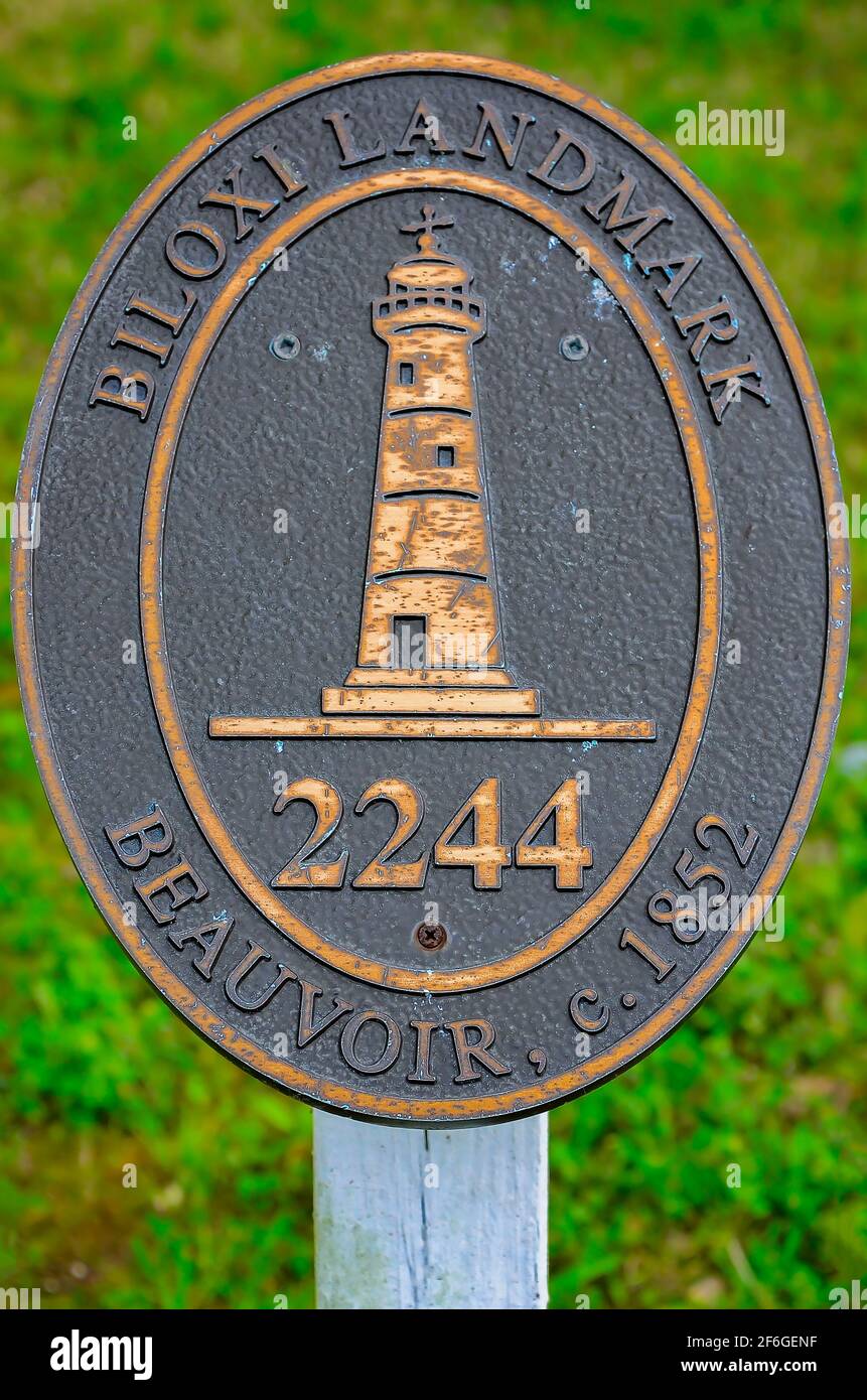 Eine historische Markierung steht außerhalb von Beauvoir, dem letzten Haus des konföderierten Präsidenten Jefferson Davis, 27. März 2021, in Biloxi, Mississippi. Stockfoto