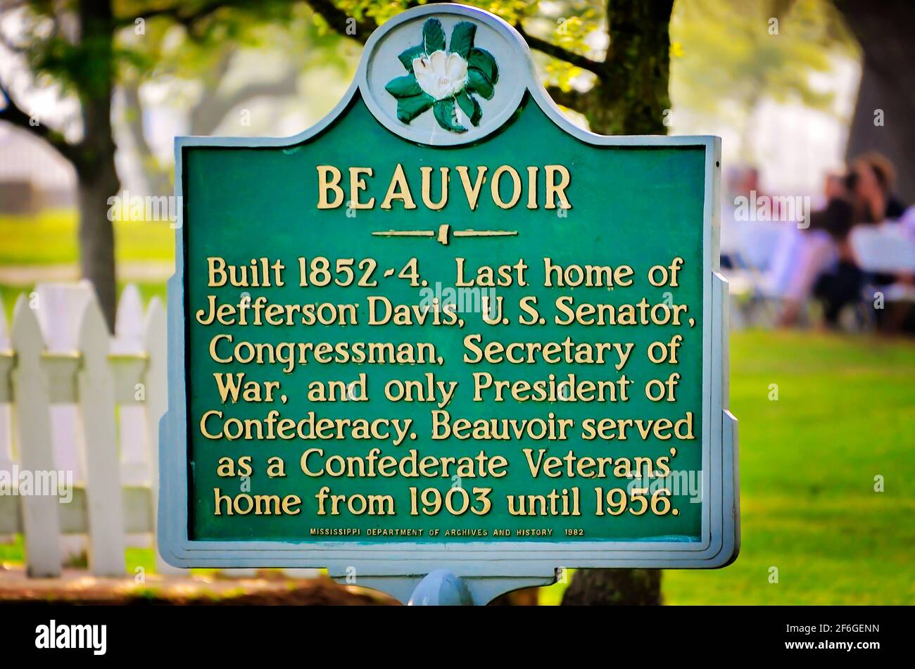 Eine historische Markierung steht außerhalb von Beauvoir, dem letzten Haus des konföderierten Präsidenten Jefferson Davis, 27. März 2021, in Biloxi, Mississippi. Stockfoto