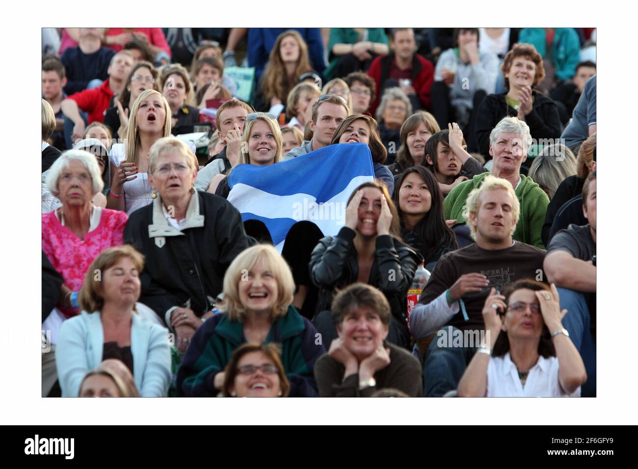 Wimbledon 2008... auf Murray Mound während des Andy Murray vs Nadal Matchphotographs von David Sandison The Independent Stockfoto