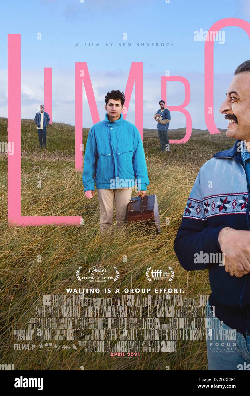 VERÖFFENTLICHUNG: 30. April 2021 TITEL: Limbo STUDIO: Focus Features REGIE: Ben Sharrock PLOT: Omar ist ein vielversprechender junger Musiker. Getrennt von seiner syrischen Familie sitzt er auf einer abgelegenen schottischen Insel fest und wartet auf das Schicksal seines Asylantrags. HAUPTROLLE: AMIR EL-MASRY als Omar-Plakatkunst. (Kreditbild: © Focus Features/Entertainment Pictures) Stockfoto