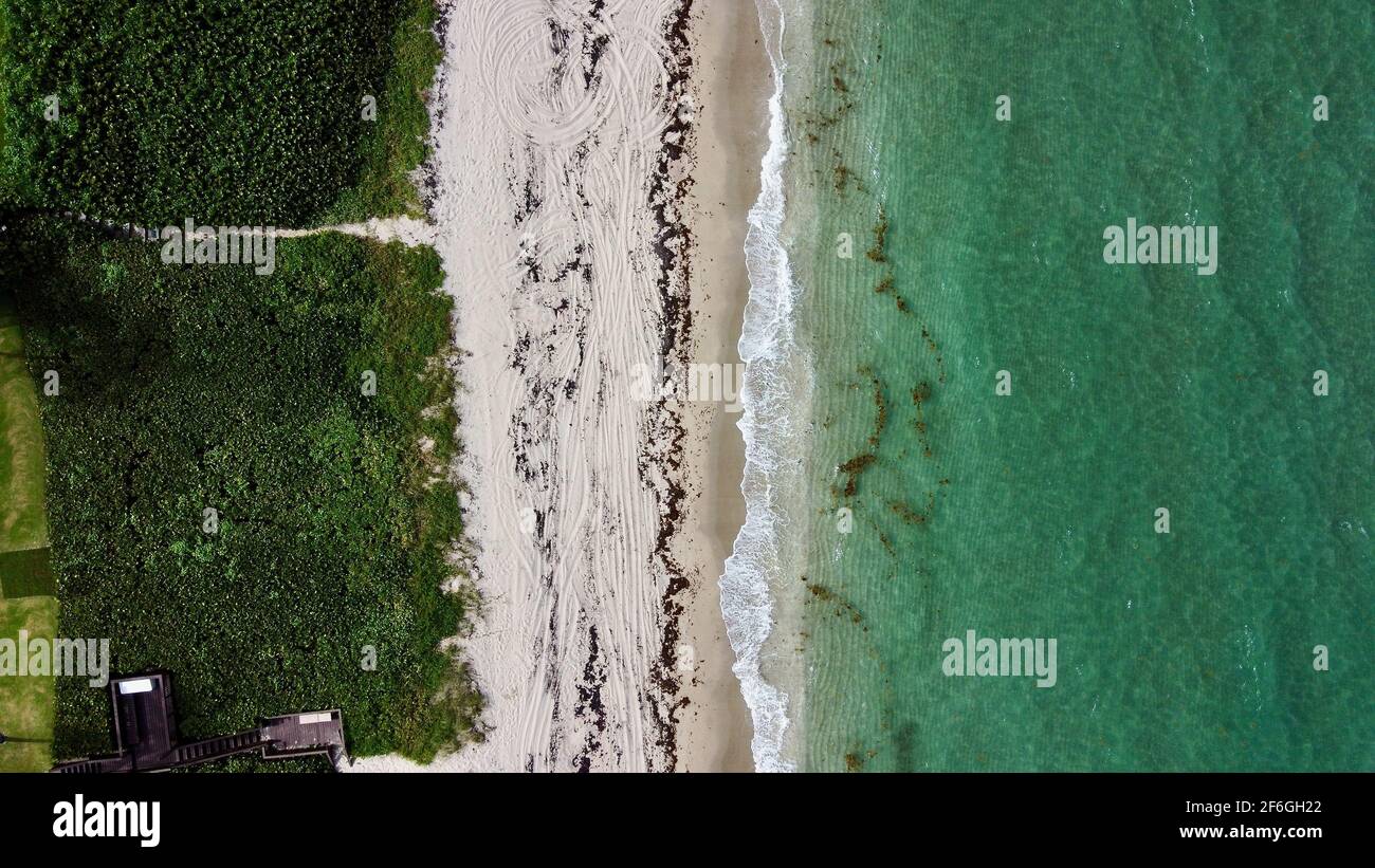 Luftaufnahme des privaten Florida Strandes mit grünem klarem Wasser Stockfoto