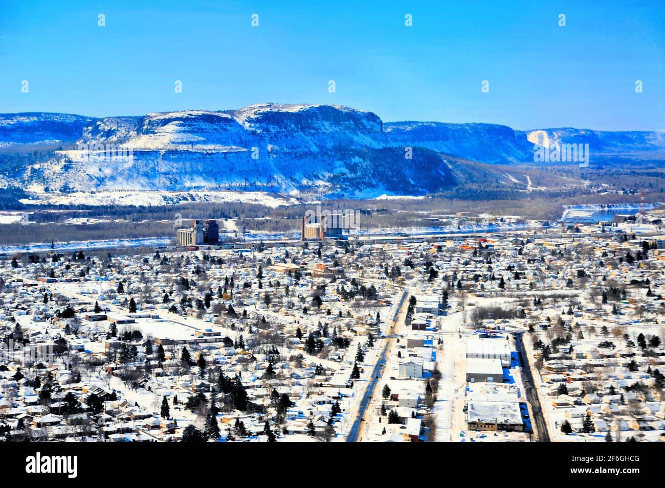 Südöstlicher Teil der Stadt Thunder Bay, Ontario, Kanada, nach einem späten Schneefall aus der Luft. Stockfoto