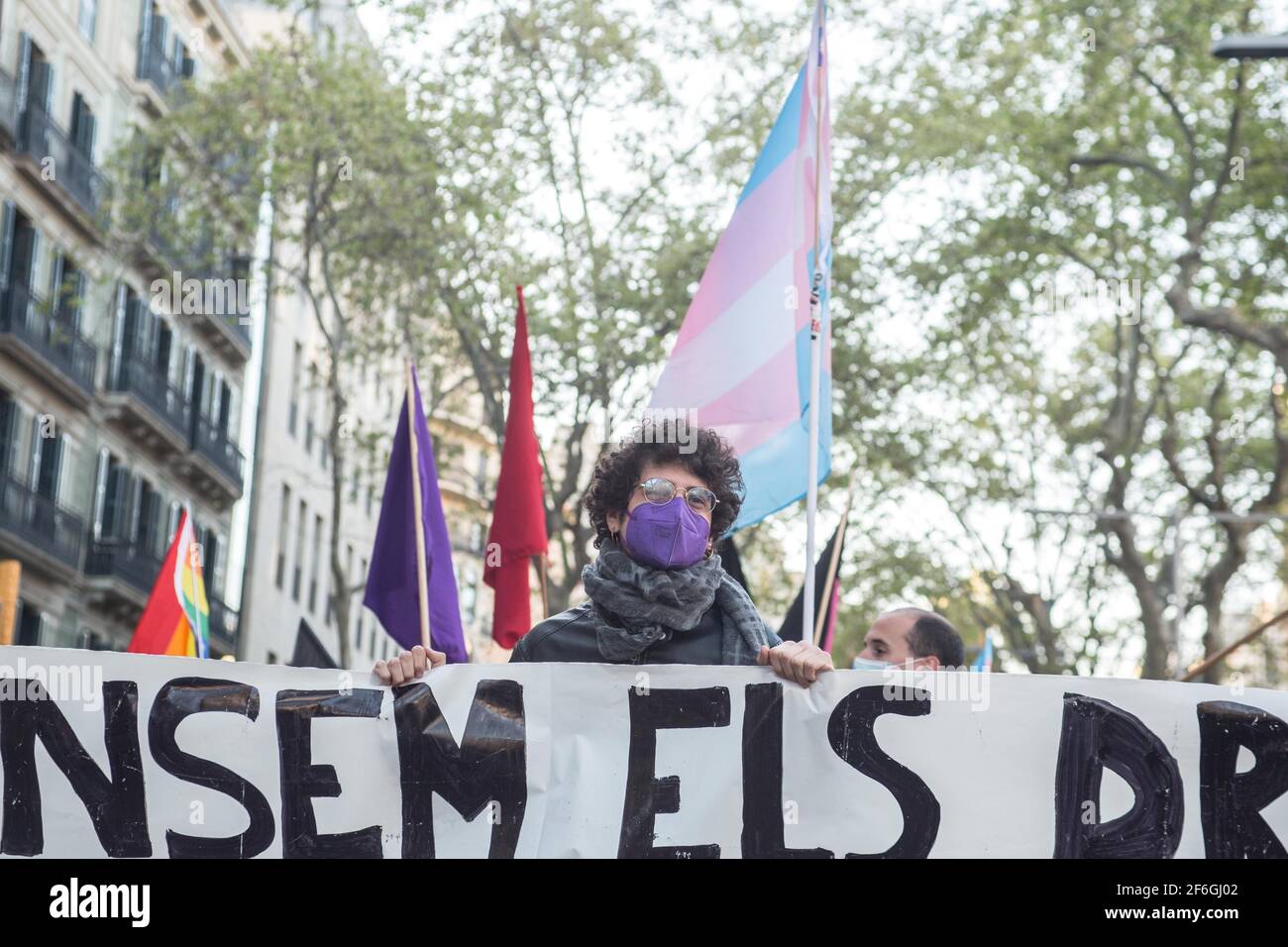 Barcelona, Katalonien, Spanien. März 2021, 31st. Der Protestierende ist mit Plakat zu sehen.am Internationalen Transgender Tag der Sichtbarkeit, 31. März, werden Gruppen und Kollektive des Transgender-Kampfes in den Straßen von Barcelona sein, um Trans-Rechte zu bestätigen und gegen Transphobie und Diskriminierung zu protestieren.Quelle: Thiago Prudencio/DAX/ZUMA Wire/Alamy Live News Stockfoto