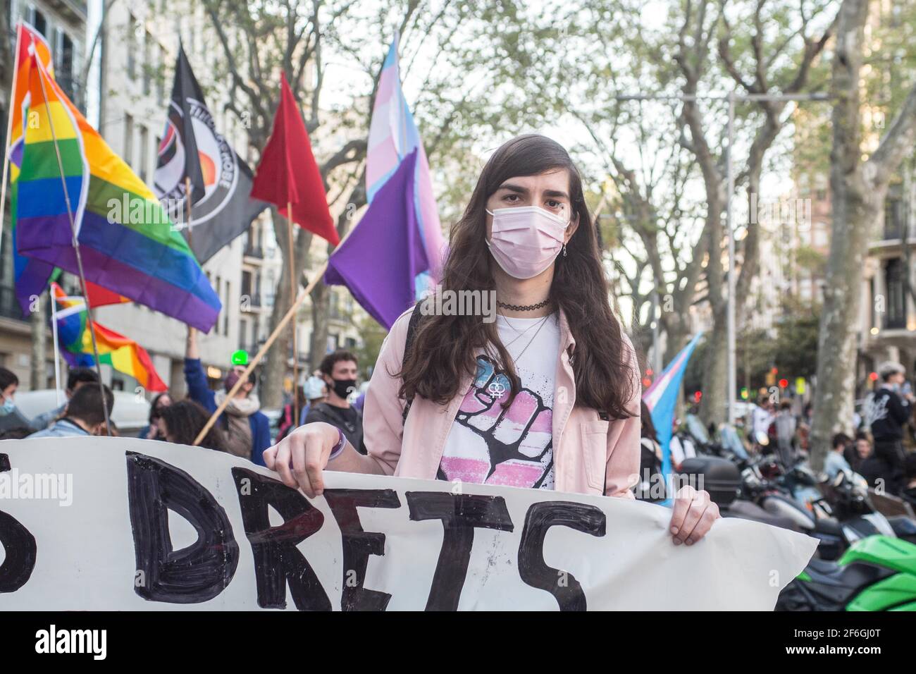 Barcelona, Katalonien, Spanien. März 2021, 31st. Der Protestierende ist mit Plakat zu sehen.am Internationalen Transgender Tag der Sichtbarkeit, 31. März, werden Gruppen und Kollektive des Transgender-Kampfes in den Straßen von Barcelona sein, um Trans-Rechte zu bestätigen und gegen Transphobie und Diskriminierung zu protestieren.Quelle: Thiago Prudencio/DAX/ZUMA Wire/Alamy Live News Stockfoto