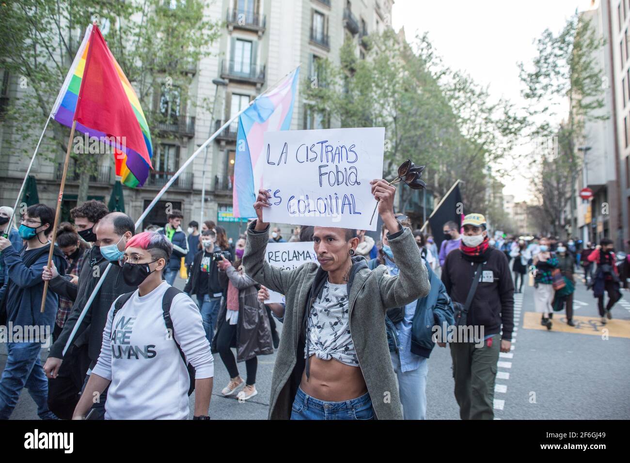 Barcelona, Katalonien, Spanien. März 2021, 31st. Protestler wird mit einem Plakat gesehen, auf dem steht: "Cystransphobia is colonial".am Internationalen Transgender Day of Visibility, 31. März, werden Gruppen und Kollektive von Transgender-Kämpfen in den Straßen Barcelonas sein, um Transrechte zu bestätigen und gegen Transphobie und Diskriminierung zu protestieren.Quelle: Thiago Prudencio/DAX/ZUMA Wire/Alamy Live News Stockfoto