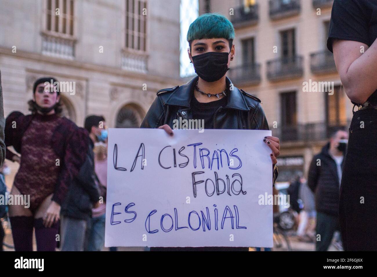 Barcelona, Katalonien, Spanien. März 2021, 31st. Protestler wird mit einem Plakat gesehen, auf dem steht: "Cystransphobia is colonial".am Internationalen Transgender Day of Visibility, 31. März, werden Gruppen und Kollektive von Transgender-Kämpfen in den Straßen Barcelonas sein, um Transrechte zu bestätigen und gegen Transphobie und Diskriminierung zu protestieren.Quelle: Thiago Prudencio/DAX/ZUMA Wire/Alamy Live News Stockfoto