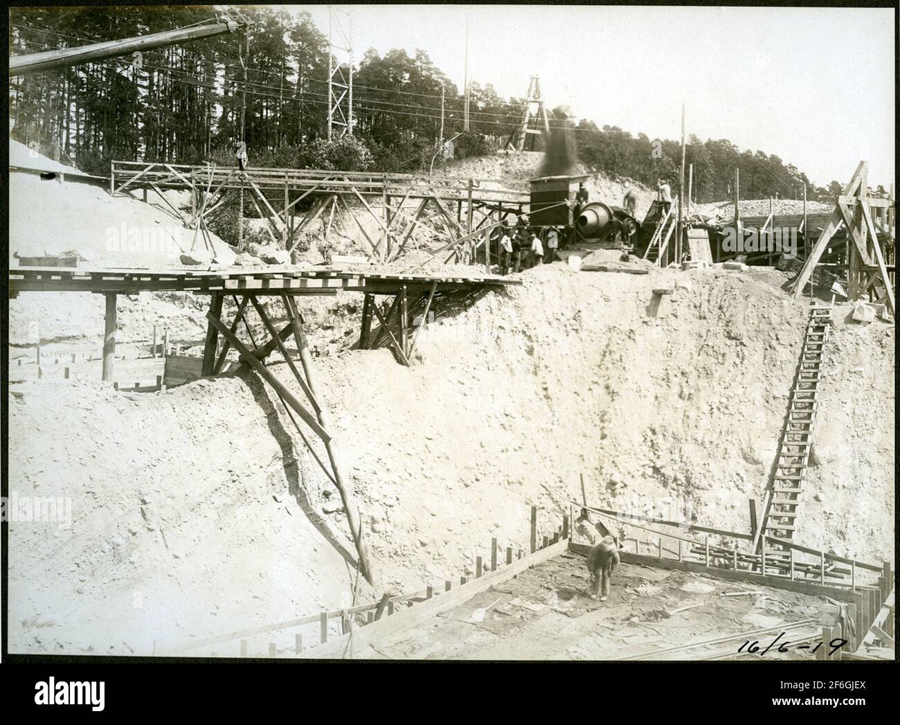 Brückenbau für den Doppelgleis über den Kanal zwischen dem Rönninge-Bach. Stockfoto