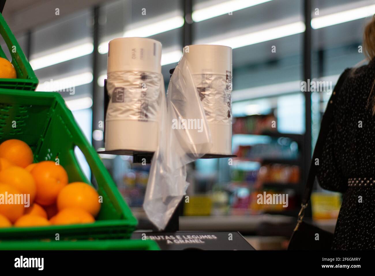 Verwendung von Plastiktüten in Märkten für Obst und Gemüse In der Nähe von Orangen Stockfoto