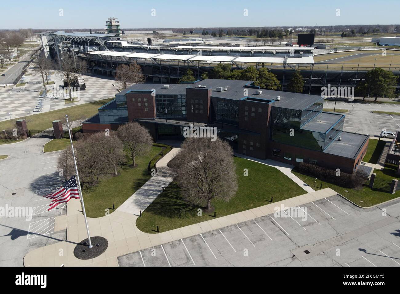 Eine Luftaufnahme des Verwaltungsgebäudes des Indianapolis Motor Speedway, Samstag, 20 2021. März, in Speedway, Ind. Es ist die Heimat des Indianapols Stockfoto