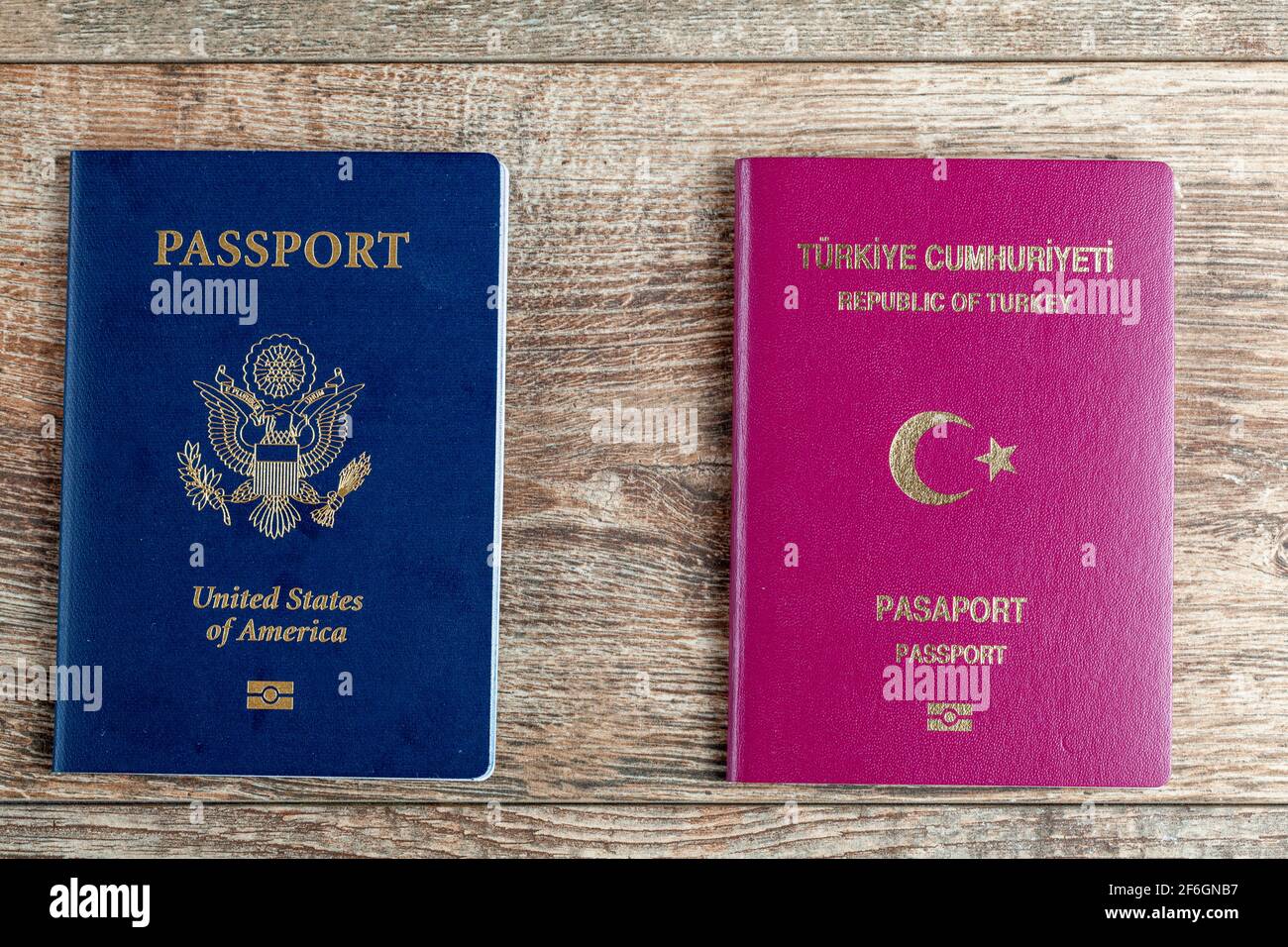 Bild eines US-Passes und eines türkischen Passes nebeneinander. Konzept Bild für die Einwanderung in die USA, Weg zur Staatsbürgerschaft, Dual Citizen, Leben im Ausland und Stockfoto