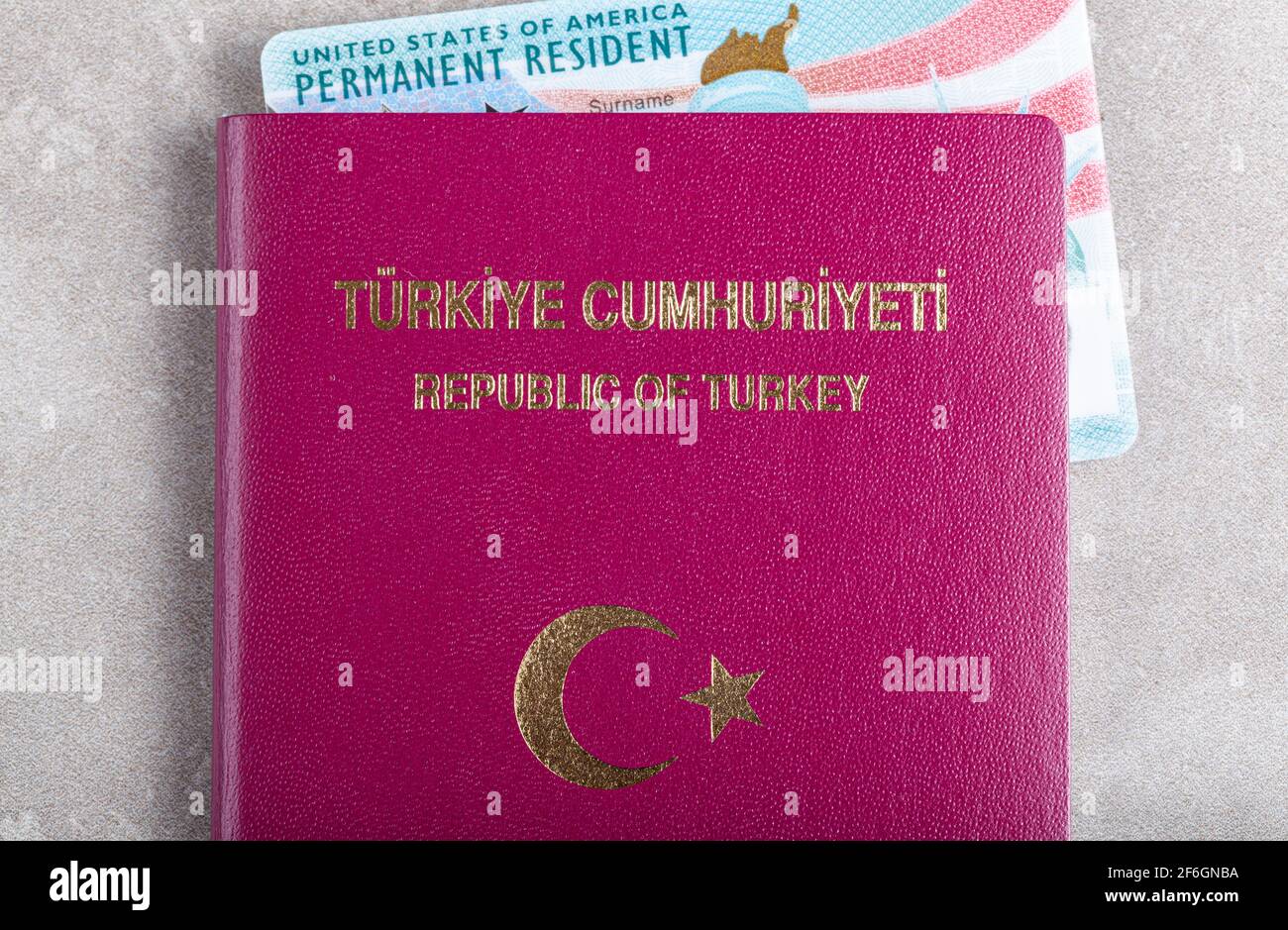Eine permanente US-Aufenthaltskarte, auch Green Card genannt, in einem türkischen Pass. Konzeptbild für Green Card Lotterie, Einwanderung in die USA, Umzug ins Ausland für T Stockfoto