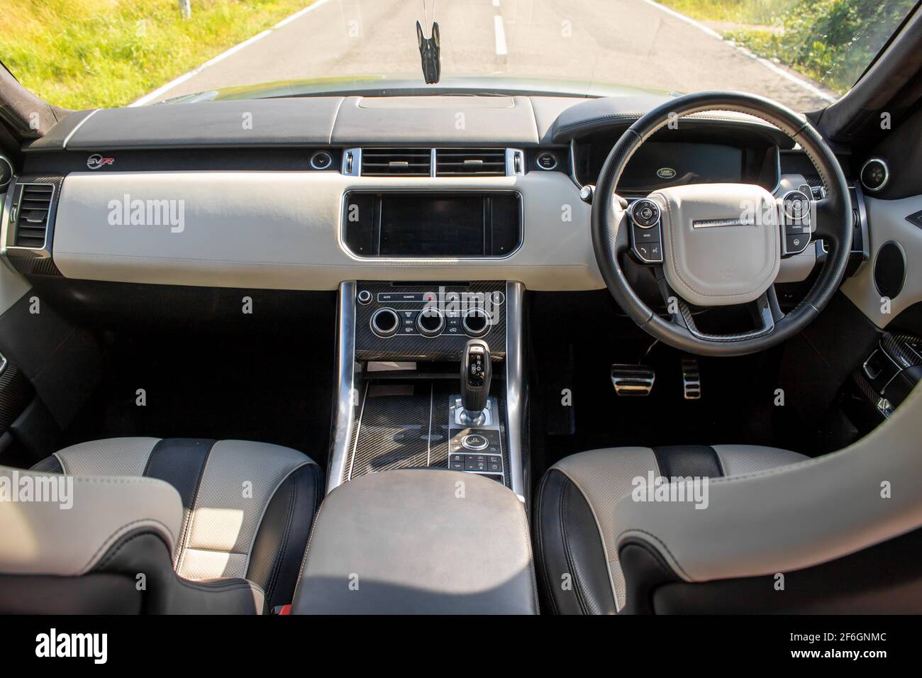 Das Armaturenbrett eines Range Rover Sport SVR 2015 mit Mittelkonsole Aus  Carbon Und Touchscreen-Display Stockfotografie - Alamy