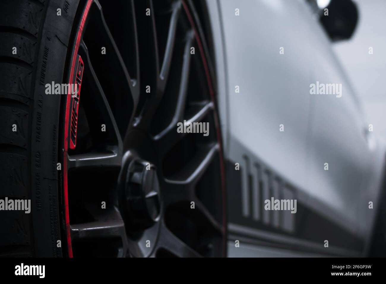 Der rote AMG setzt Akzente am Hinterrad EINES 2015 Mercedes Benz C63s Edition 1 AMG W205 Limousine Stockfoto