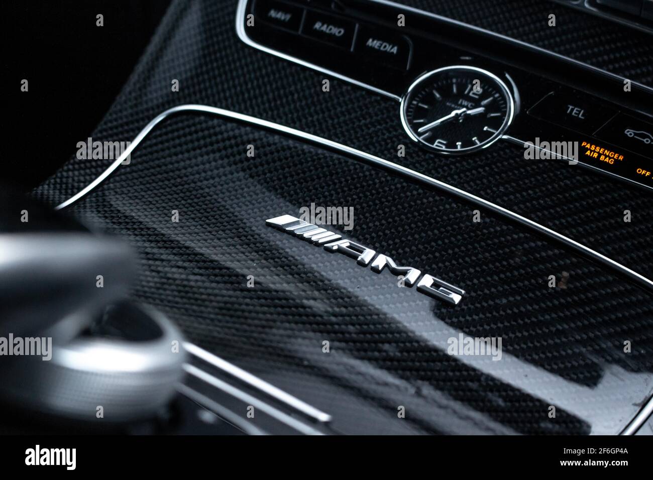 Ein AMG-Abzeichen und eine IWC-Uhr im Inneren des 2016 Mercedes Benz C63 AMG mit Carbon-Mittelkonsole Stockfoto