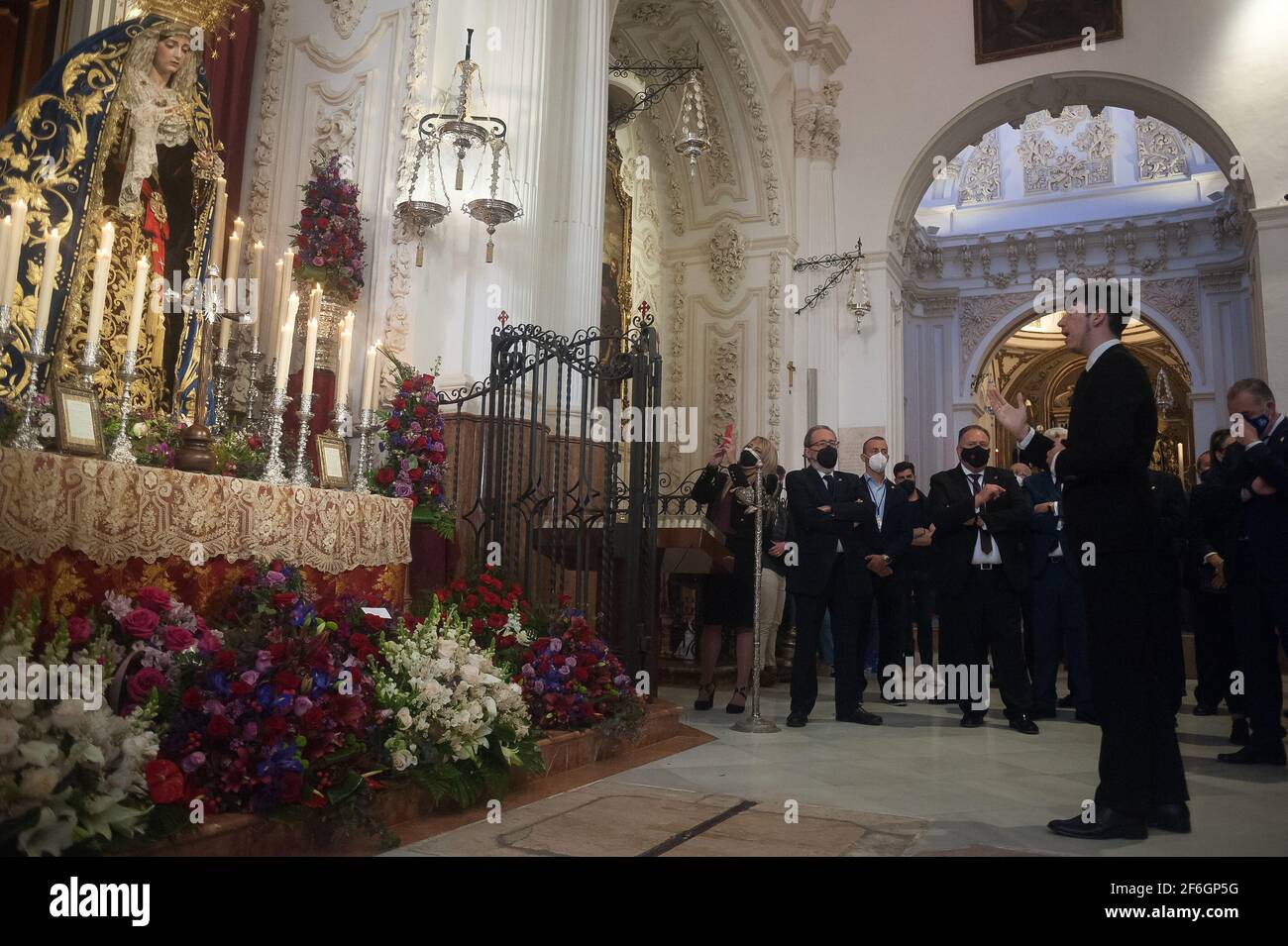 Malaga, Spanien. März 2021. In der Kirche von Santiago wird ein Gläubiger als Teil der Verehrung während der Karwoche zur Jungfrau gesungen.Trotz der Absage der Karwoche haben sich viele Bruderschaften dazu entschlossen, Messen zu organisieren, Verehrung und Ausstellung von Figuren von Christus und der Jungfrau heiraten mit in Kirchen nach allen Schutzmaßnahmen gegen Covid19. (Foto von Jesus Merida/SOPA Images/Sipa USA) Quelle: SIPA USA/Alamy Live News Stockfoto