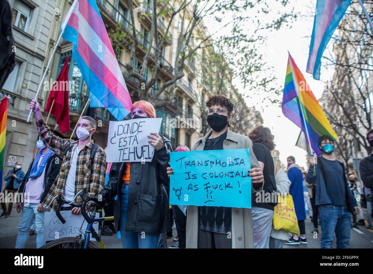 Barcelona, Spanien. März 2021. Demonstranten halten während der Demonstration Plakate. Am Internationalen Transgender-Tag der Sichtbarkeit waren Gruppen und Kollektive des Transgender-Kampfes auf den Straßen von Barcelona, um die Transrechte zu bestätigen und gegen Transphobie und Diskriminierung zu protestieren. (Foto von Thiago Prudencio/SOPA Images/Sipa USA) Quelle: SIPA USA/Alamy Live News Stockfoto