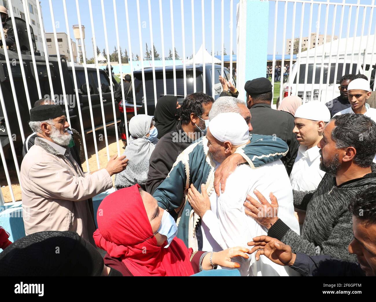 Tripolis, Libyen. März 2021. Die freigelassenen Gefangenen werden mit ihren Familien in der Stadt Zawiya, etwa 45 Kilometer westlich von Tripolis, Libyen, gesehen, 31. März 2021. Der Präsident des libyschen Ratsvorsitzes, Mohammad Menfi, begrüßte am Mittwoch die Freilassung von mehr als 100 Gefangenen, die während des Krieges in und um die Hauptstadt Tripolis mit der östlichen Armee gekämpft hatten. Quelle: Hamza Turcia/Xinhua/Alamy Live News Stockfoto