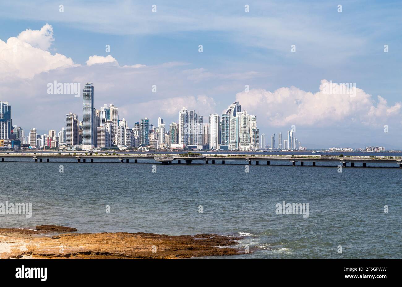 Die wunderschöne und moderne Skyline von Panama City unter einem blauen Himmel mit weißen Wolken. Stockfoto