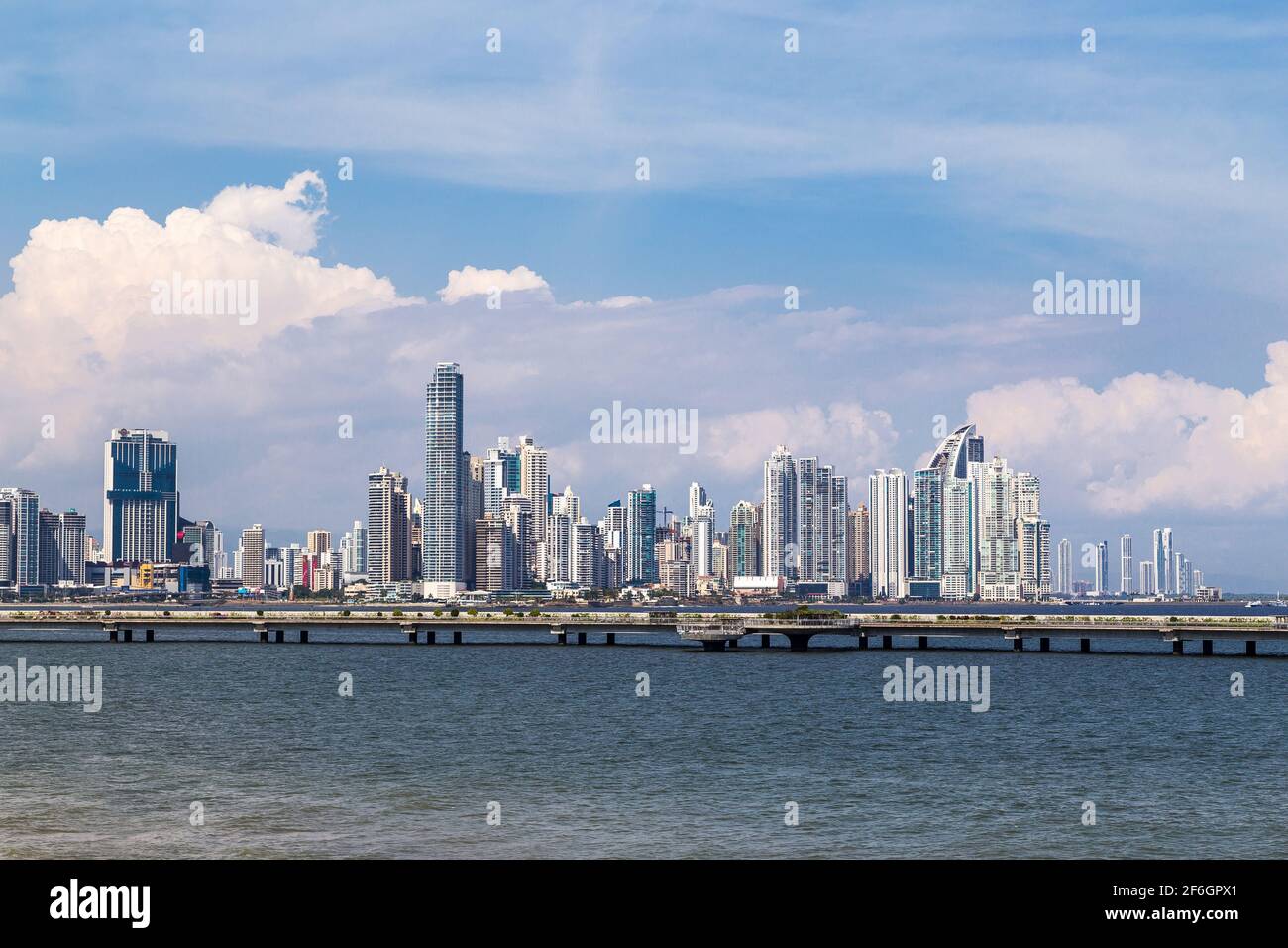 Die wunderschöne und moderne Skyline von Panama City unter einem blauen Himmel mit weißen Wolken. Stockfoto