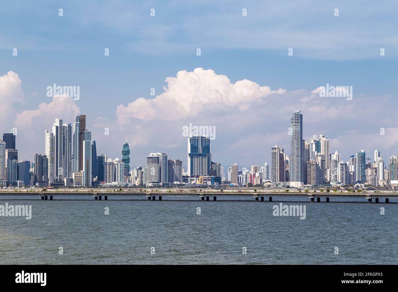 Die wunderschöne und moderne Skyline von Panama City unter einem blauen Himmel mit weißen Wolken. Stockfoto