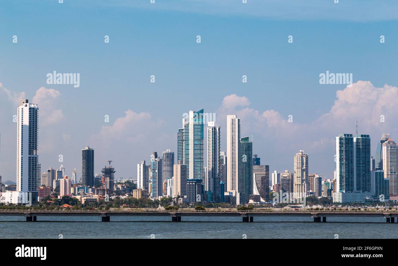 Die wunderschöne und moderne Skyline von Panama City unter einem blauen Himmel mit weißen Wolken. Stockfoto