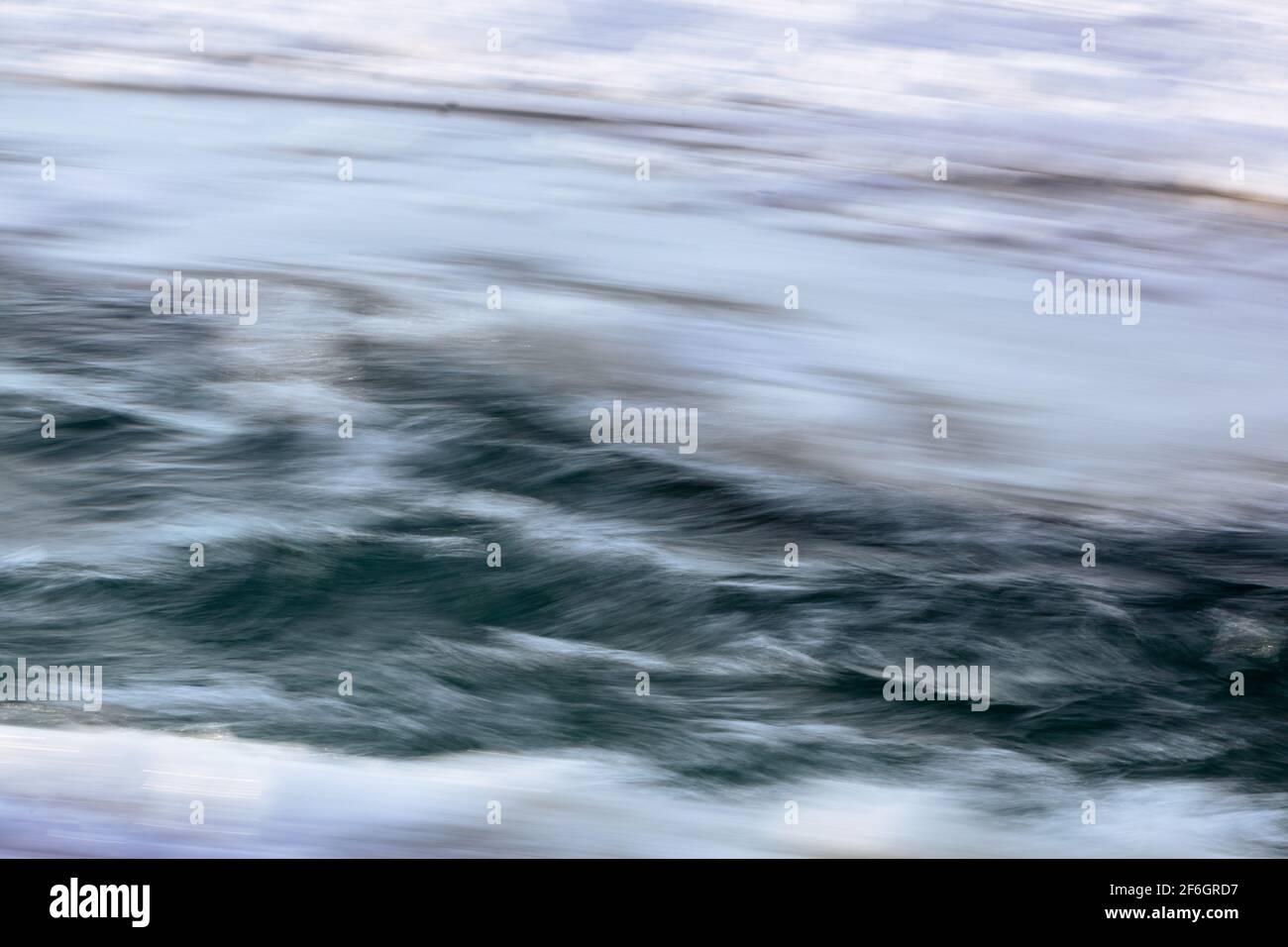 Eisfluss und Wasser, absichtliche Bewegung, langsame Verschlusszeit, abstrakte Linien. Stockfoto