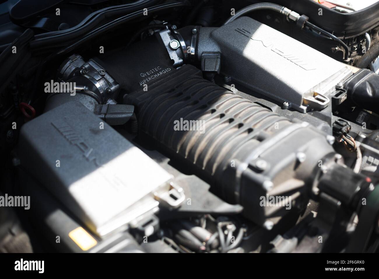 Der Weistec Supercharged Engine Bay eines 2012 Mercedes Benz C63 AMG W204 Stockfoto