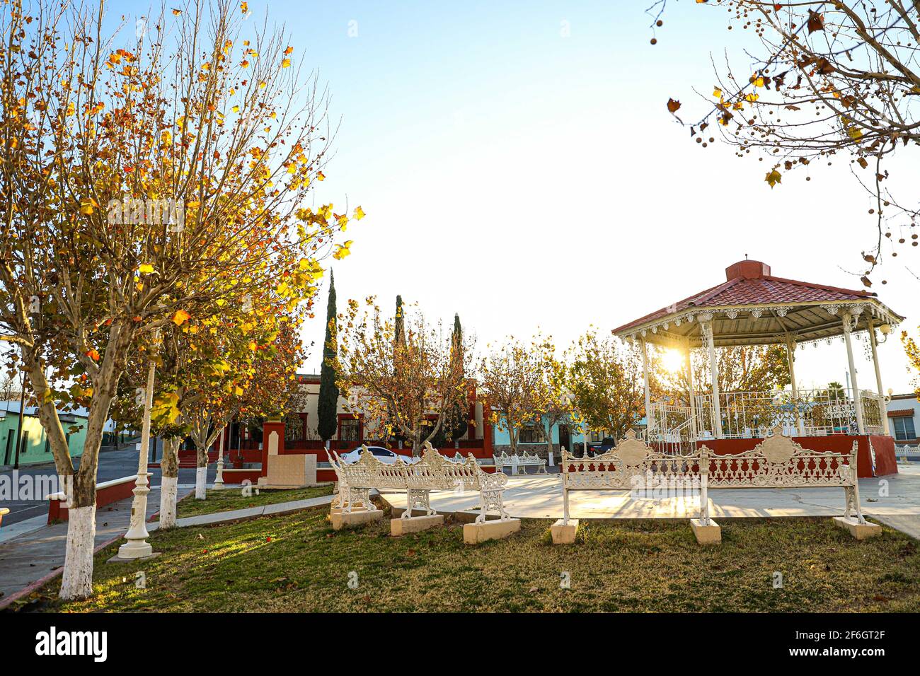 Huachineras, Sonora, Mexiko, Herbst. Gelb rot grüne Blätter. Objekt der Natur ... (Foto von Luis Gutierrez / Norte Photo) plaza y kiosco plaza und Kiosk in Huachineras, Sonora, Mexiko.Otoño. Hojas de color verde rojo amarillo. Objeto de la naturaleza... (Foto von Luis Gutierrez / Norte Photo) Stockfoto