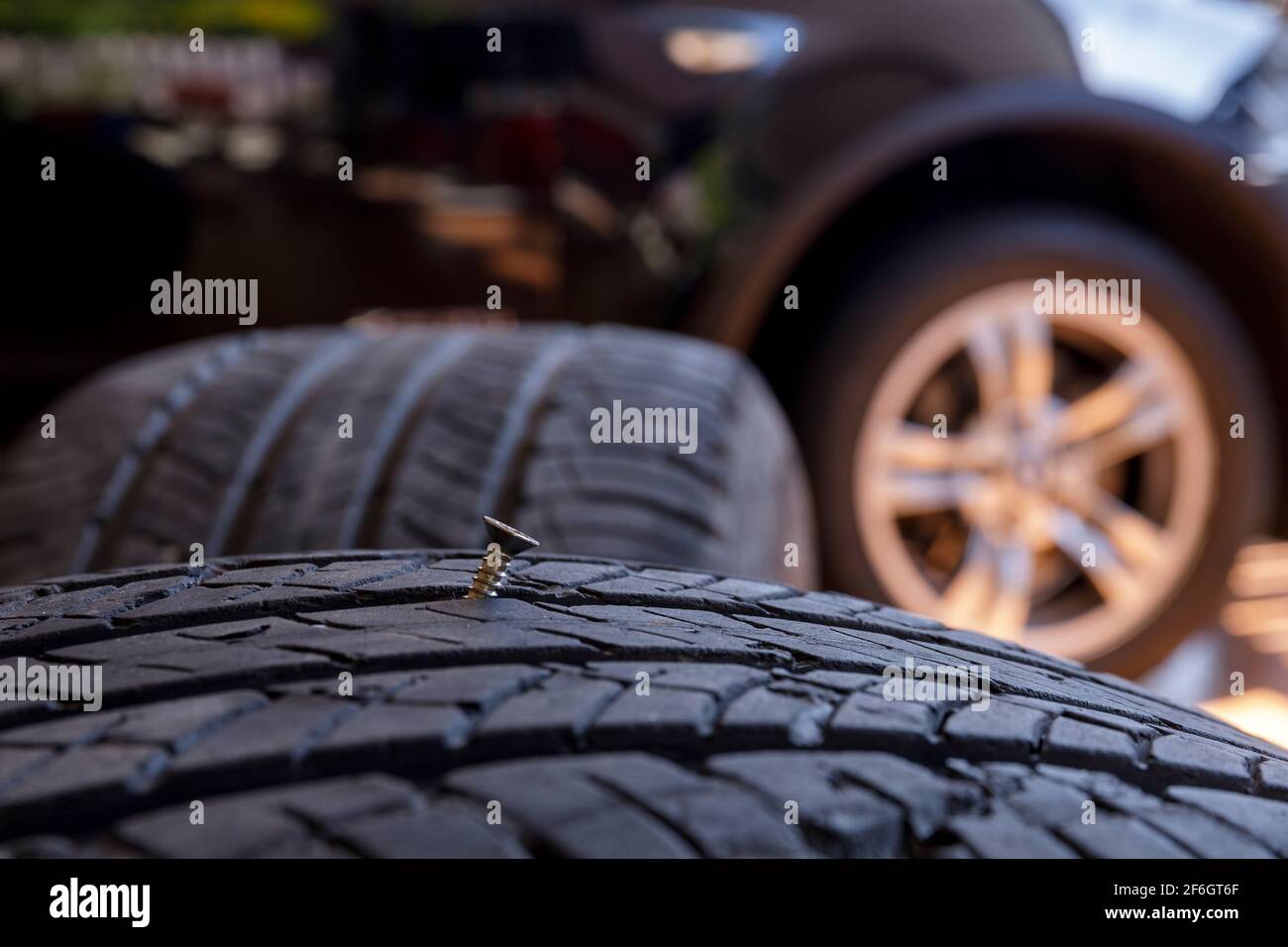 Nahaufnahme alten Reifen haben Nägel Mutter oder Schraubenantrieb in der  Seite klemmt. Reifenwerkstatt und altes Rad am Auto wechseln. Gebrauchte  Autoreifen in Stapeln am Reifen gestapelt Stockfotografie - Alamy