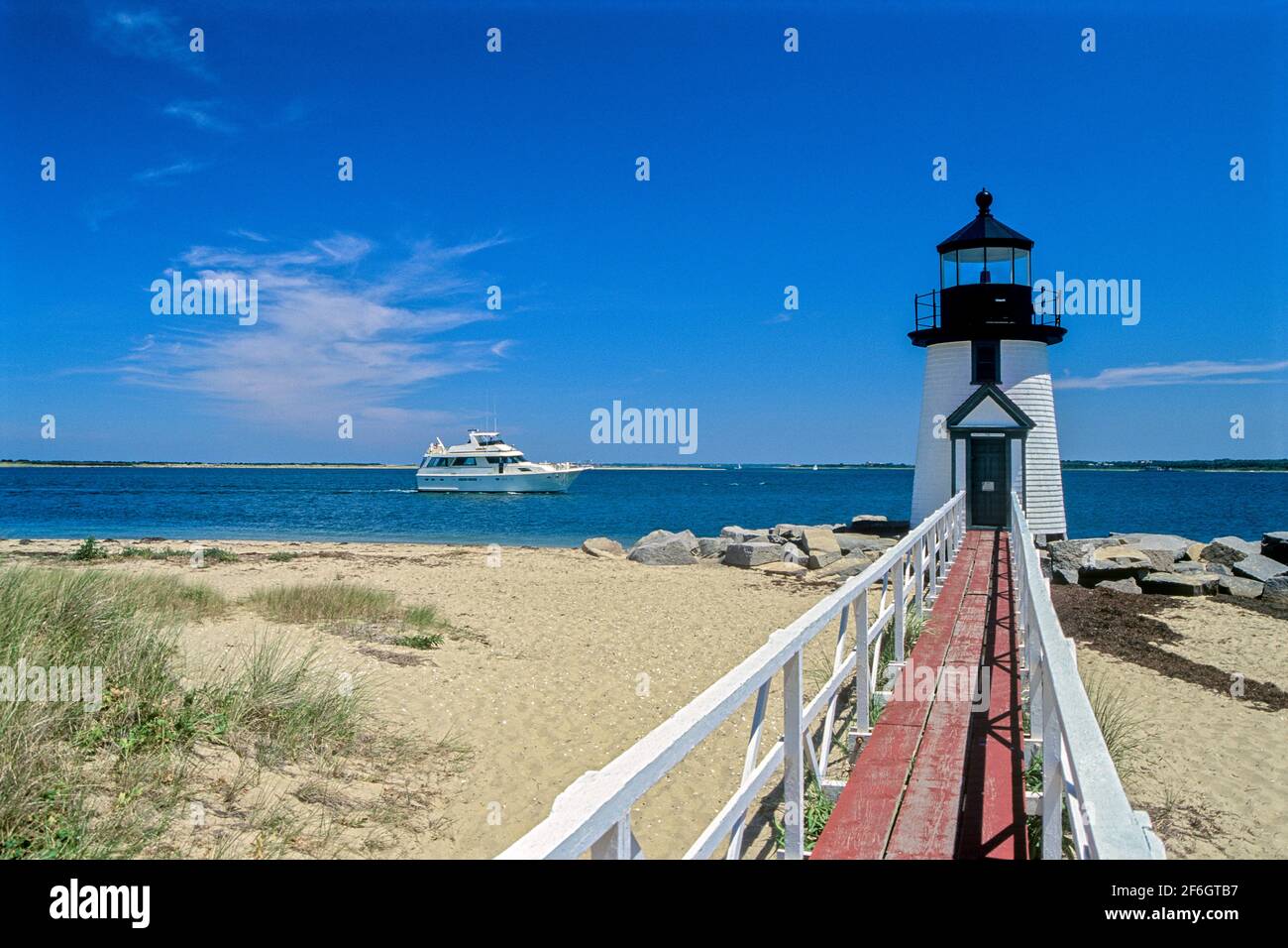 Brent Point Light und Cabin Cruiser Yacht. Nantucket MA USA Stockfoto