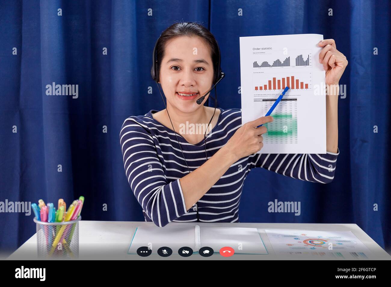 Bildschirm mit Geschäftsfrauen sitzen am Schreibtisch und sprechen mit dem Geschäft Kollege via Internet zeigt eine Grafik mit der Dynamik von Wirtschaftswachstum und Analyse mit Stockfoto