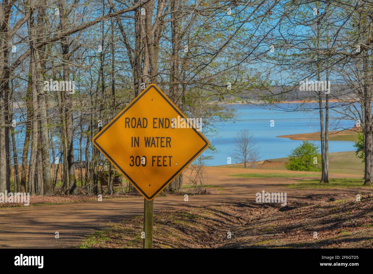 Straße endet in Wasser schwindet Zeichen. Am Enid Lake in Oakland, Mississippi Stockfoto