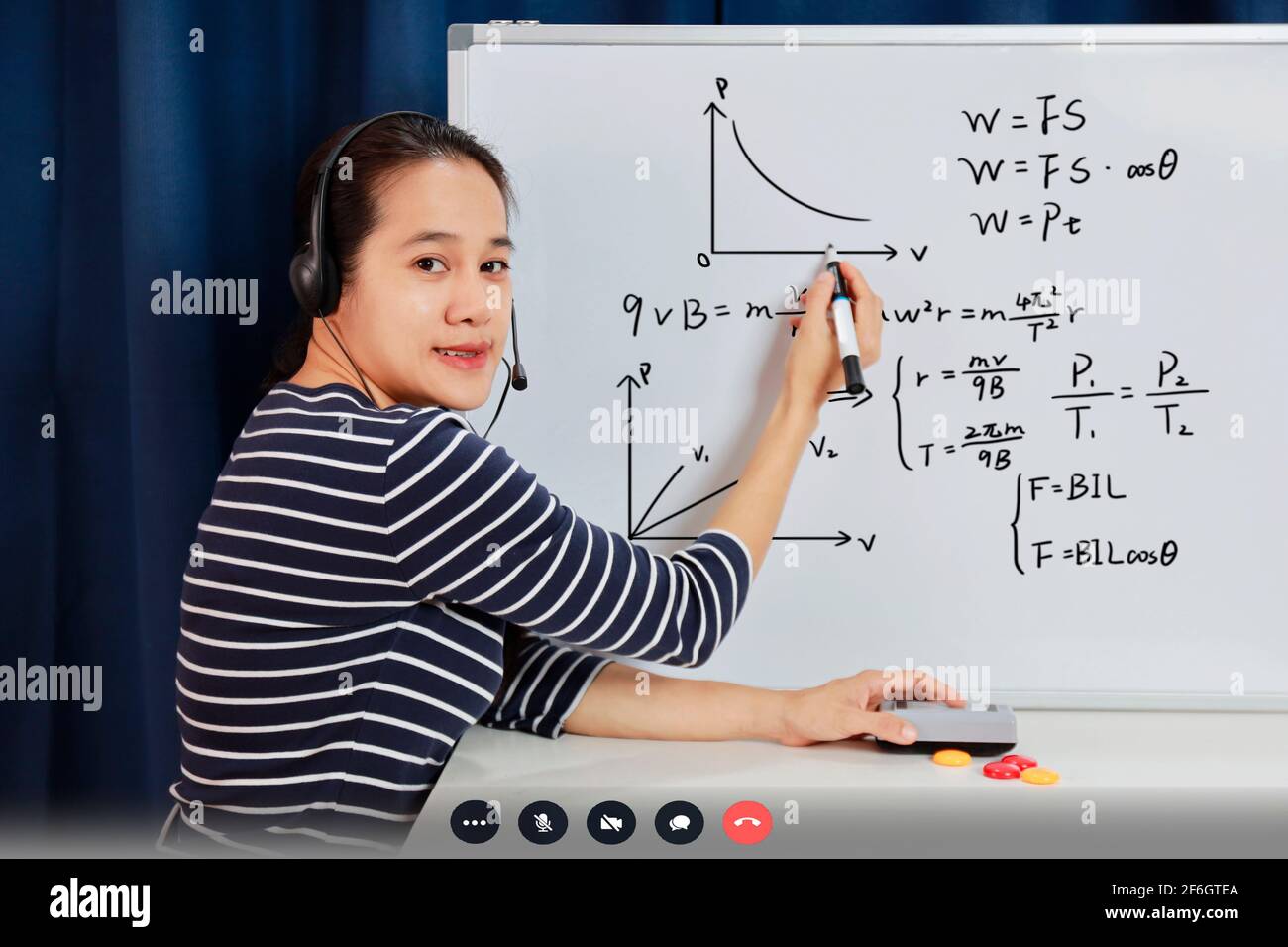 Asiatische Schule Frau Lehrerin von zu Hause aus lehren Online-Mathematik zu Schüler von zu Hause aus zu studieren. Lehrer schreiben auf Whiteboard und sprechen auf Headset Inter Stockfoto
