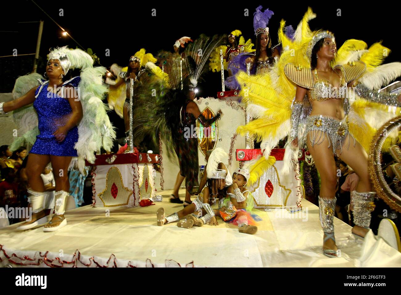 ilheus, bahia, brasilien - 20. februar 2012: Mitglieder der Samba-Schule Imperadores do Samba werden während einer Parade beim Karneval in der Stadt Il gesehen Stockfoto