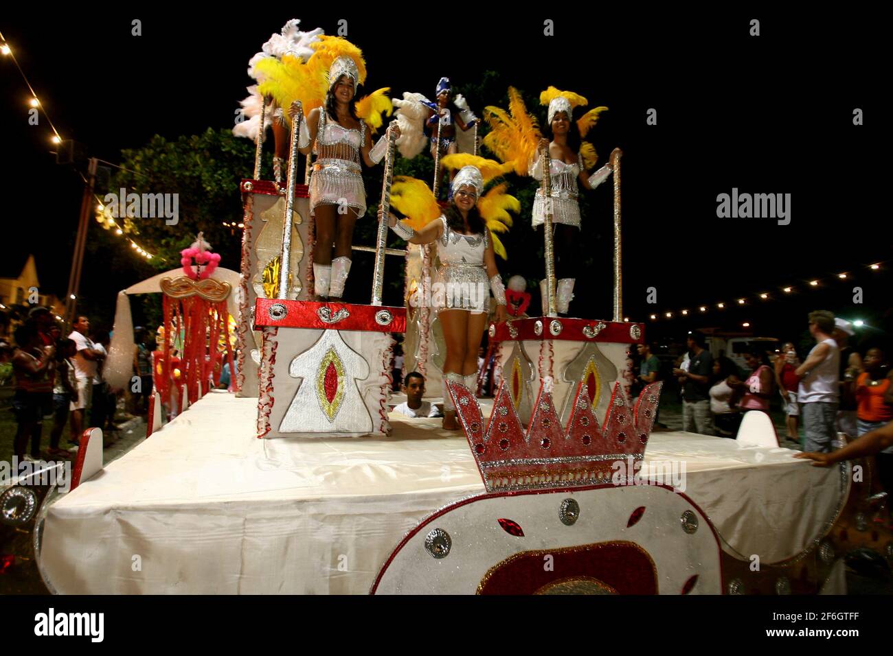 ilheus, bahia, brasilien - 20. februar 2012: Mitglieder der Samba-Schule Imperadores do Samba werden während einer Parade beim Karneval in der Stadt Il gesehen Stockfoto