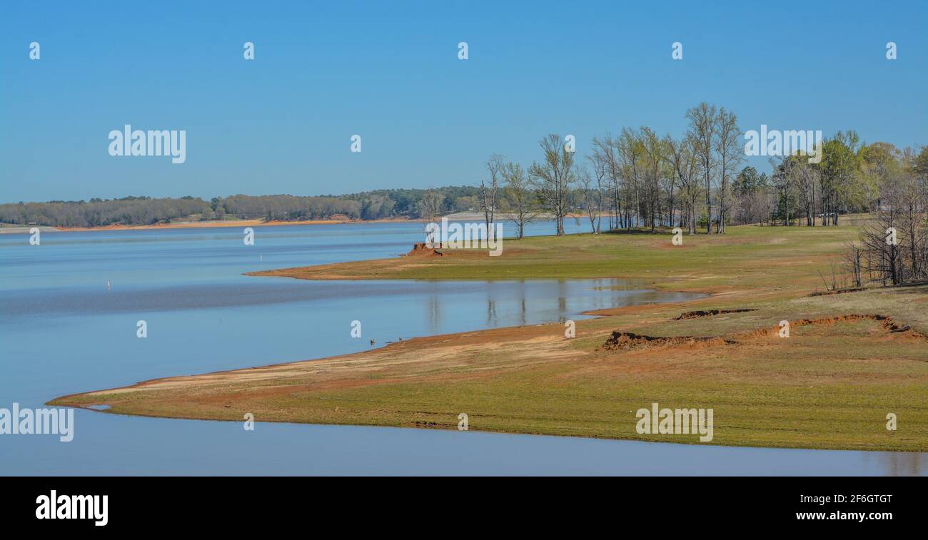 Schöne Parkansicht des Enid Lake im George Payne Cossar State Park in Oakland, Yalobusha County, Mississippi Stockfoto