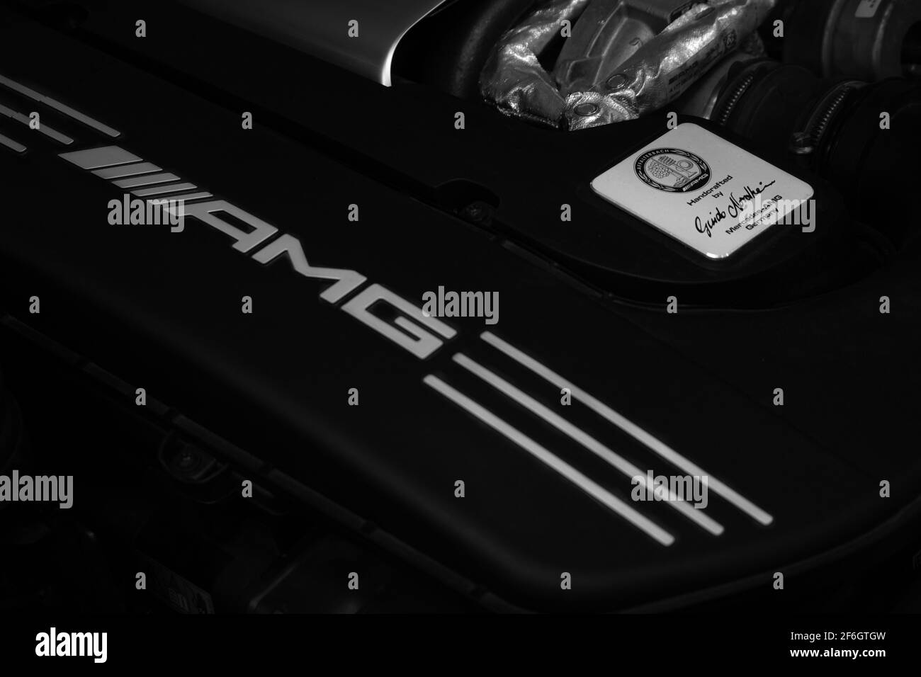 Die AMG Markierungen und Builders Plakette auf dem Motor von Ein Mercedes Benz C63 AMG W205 aus dem Jahr 2018 Stockfoto