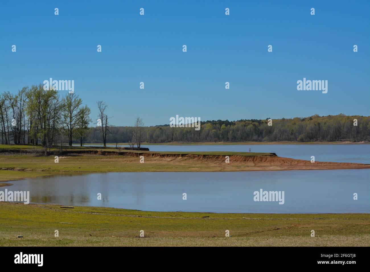 Schöne Parkansicht des Enid Lake im George Payne Cossar State Park in Oakland, Yalobusha County, Mississippi Stockfoto