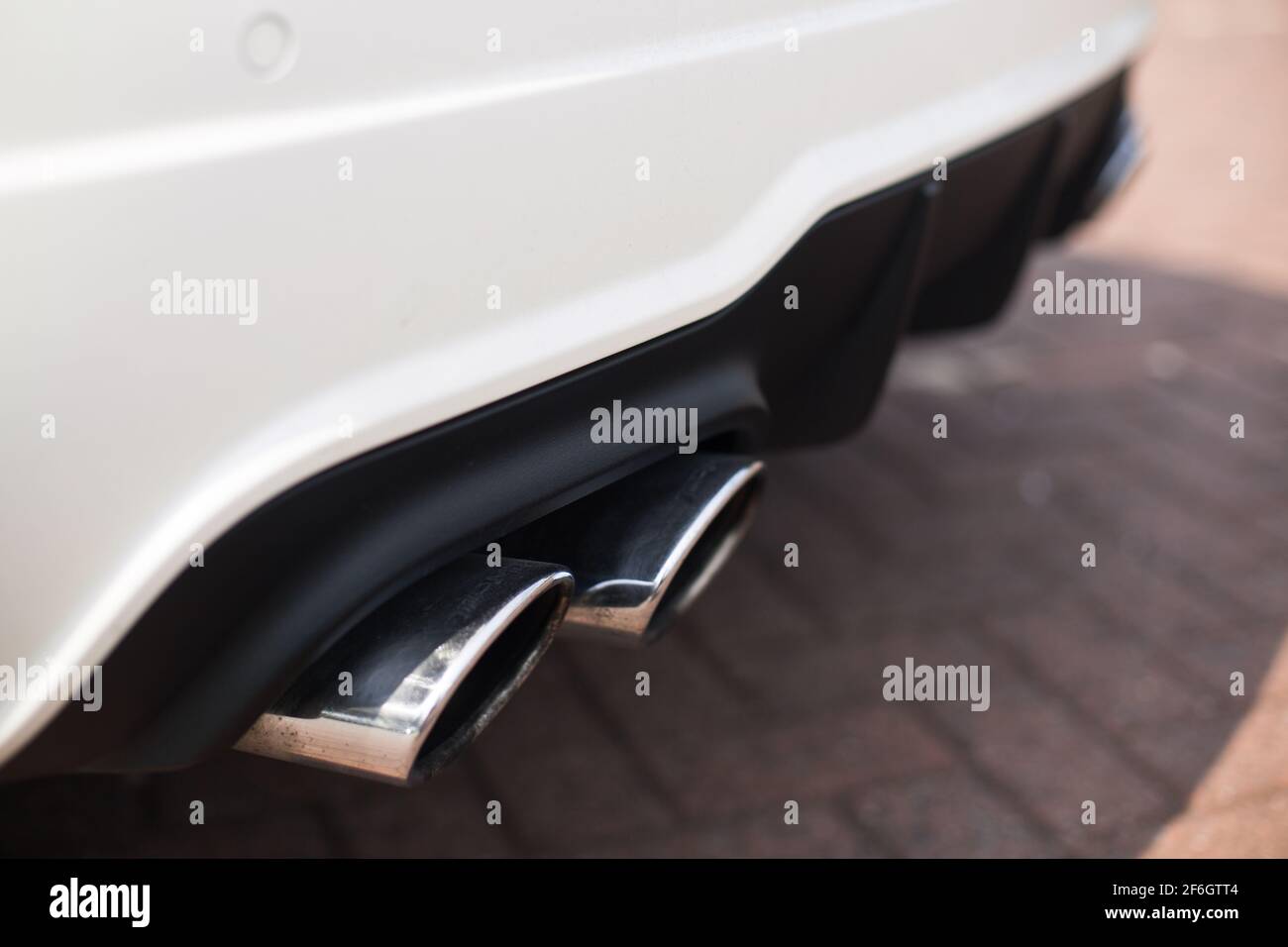 Die Auspuffspitzen eines Mercedes Benz C63 AMG aus dem Jahr 2013 Limousine W204 Stockfoto