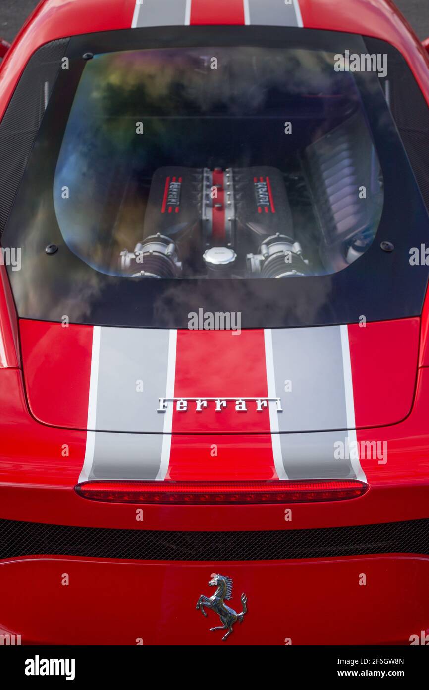 Der Ferrari 458 Speciale 2015 In Metallic-Rot Mit Dual Graue Streifen Von Vorne Nach Hinten Stockfoto