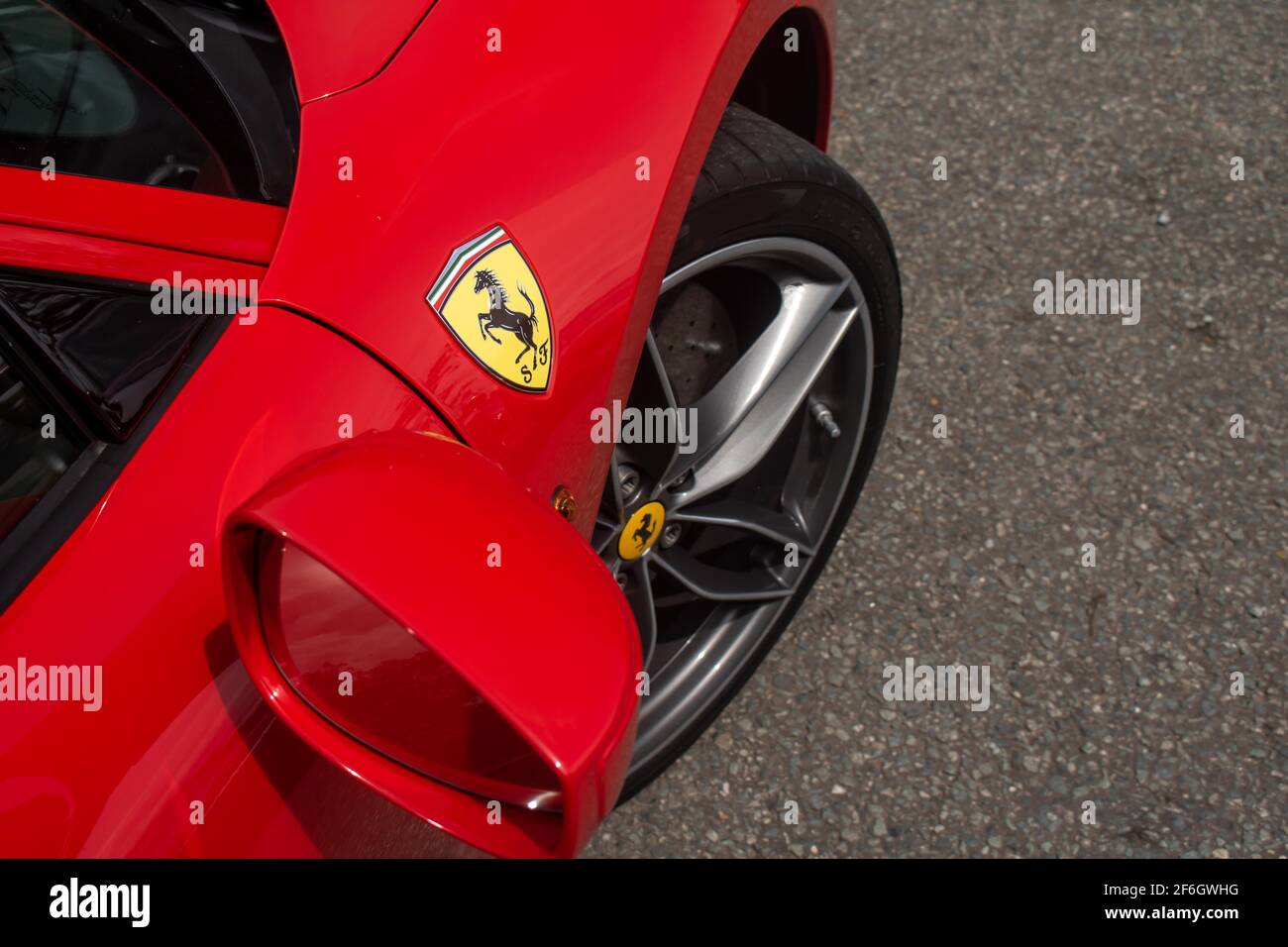 Das Ferrari Shield auf der Seite EINES Red 2017 Ferrari 488 GTB Stockfoto