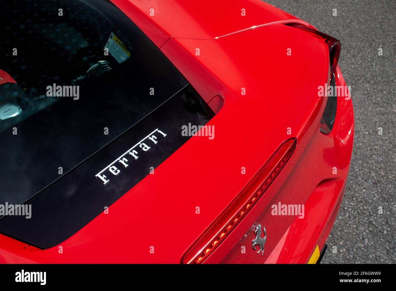 Das Ferrari-Logo Auf Der Motorabdeckung Auf Der Rückseite Eines Red 2017 Ferrari 488 GTB Stockfoto