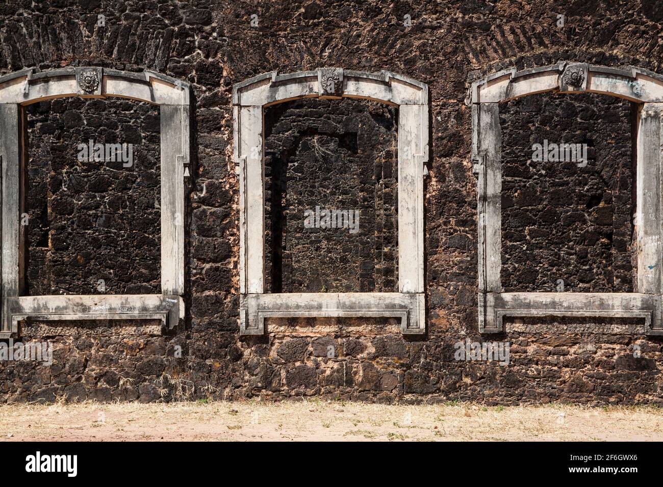 Blockierte Fenster, Ruinen in Alcantara, Maranhao, Brasilien - die Stadt wurde von der brasilianischen Regierung wegen der Ruinen der kolonialen und imperialen Zeit zum Nationalen Historischen Patrimony erklärt. Stockfoto