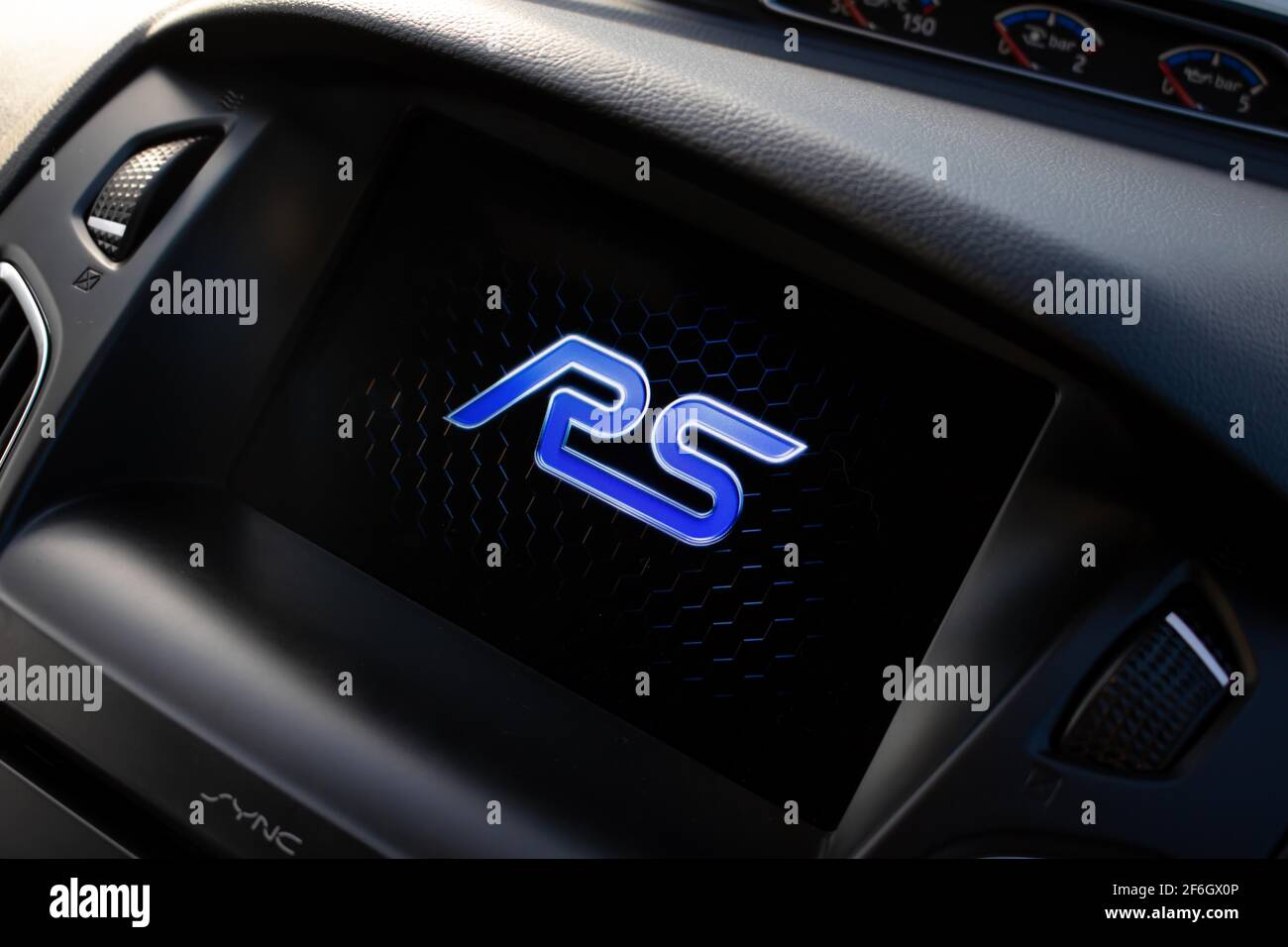 Ein 2018 Ford Focus RS mit Touchscreen-Mittelkonsole Navigationsbildschirm mit RS-Logo-Modellbezeichnung Stockfoto