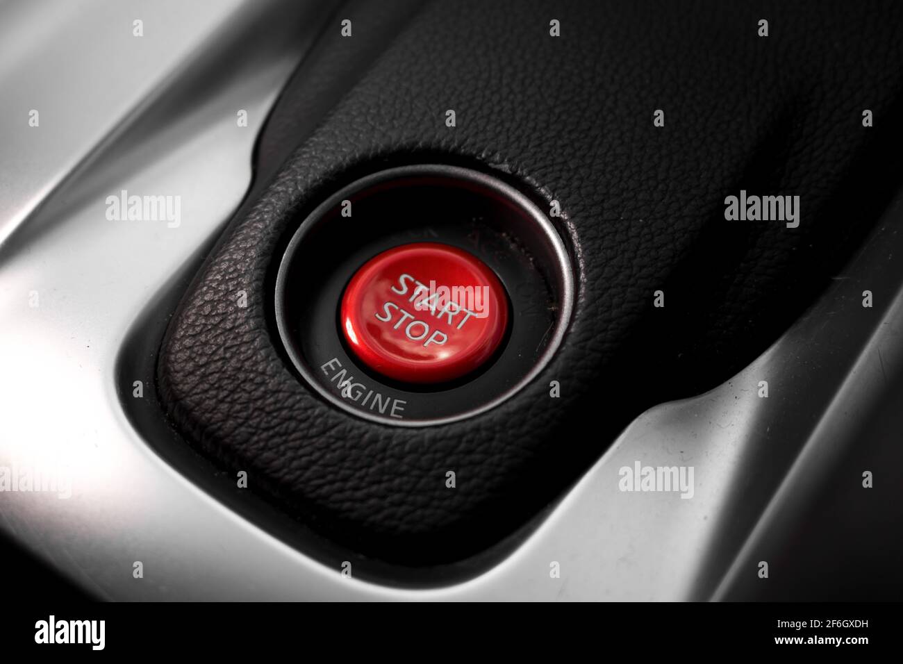 Der rote Motor-Start-Stopp-Knopf im Innenraum in EINEM 2009 Nissan GTR R35 Stockfoto